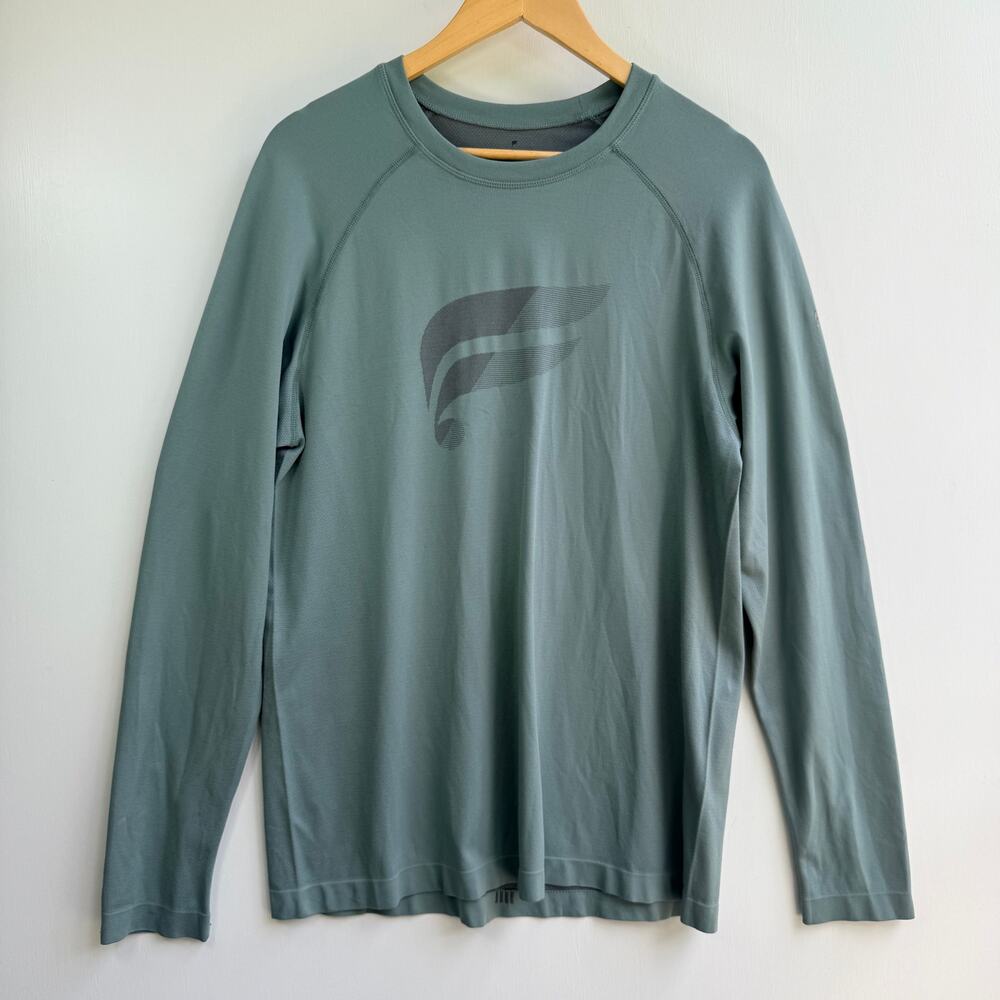 Fabletics Men Active Long Sleeve Shirt Grey Sage Green Crew Neck Graphic Large L
